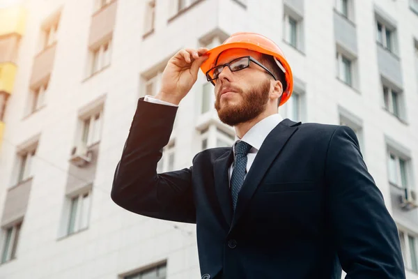 Ingeniero constructor con traje y casco en el sitio de construcción —  Fotos de Stock