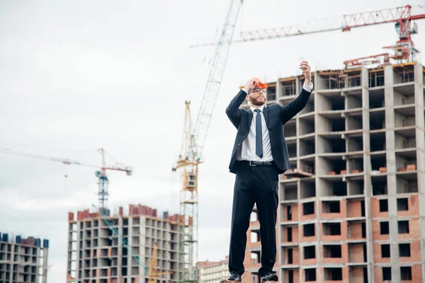 mühendis mimar Oluşturucu yapı, inşaat bir miğfer görünüyor