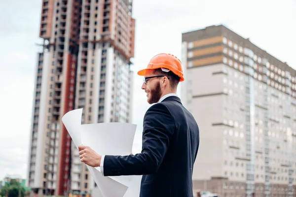 Planları ofisteki çalımakta Mimarlar kavramı, mimar