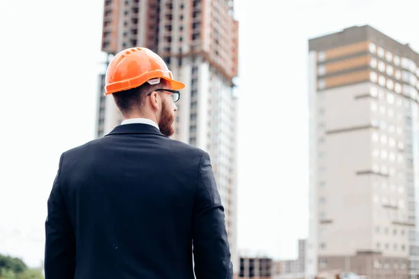 Blick des erfolgreichen Managers auf die Baustelle — Stockfoto