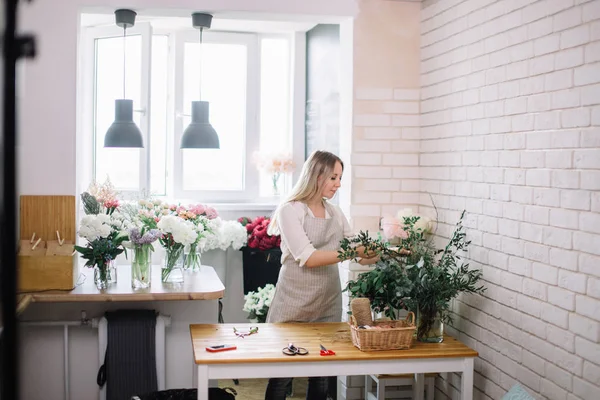 Mujer organizando un ramo — Foto de Stock