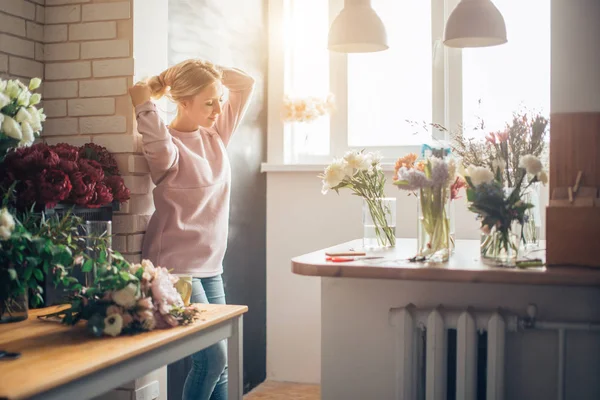 Retrato del dueño sentado de la floristería — Foto de Stock