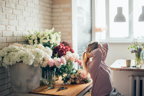 Портрет сидячого власника квіткового магазину — стокове фото