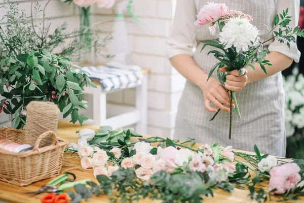 Estúdio de design floral, fazendo decorações e arranjos — Fotografia de Stock