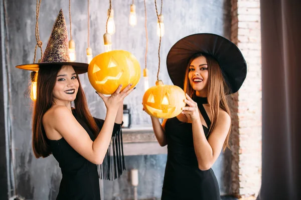 Due donne felici che tengono zucche di Halloween intagliate — Foto Stock