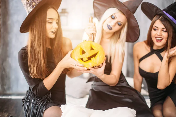 Tres señora con labios de color rojo brillante, de pie posando con la cabeza cortada calabaza — Foto de Stock