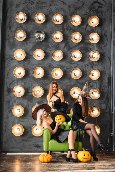 Eğlenceli parti halloween kostümleri üç duygusal genç kadın