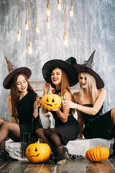 Grup genç insanlar yatakta şampanya içmek