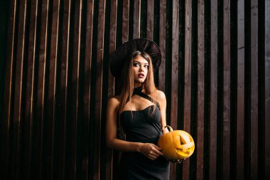 Cadılar Bayramı. Seksi Bayan kırmızı elleri üzerinde büyük kabak ile