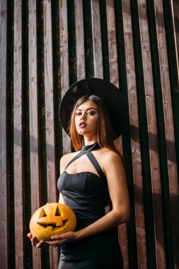 Cadılar Bayramı için kabak tutan genç sarışın kadın