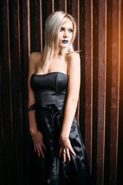 Güzel genç kadın şapka ile siyah cadı kostüm