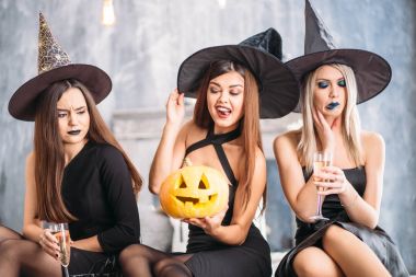 Grup genç insanlar yatakta şampanya içmek