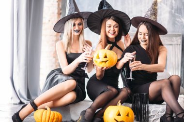 Grup genç insanlar yatakta şampanya içmek