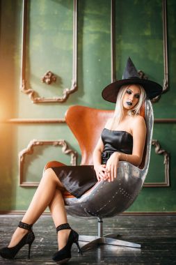 Cadılar Bayramı kostümleri zincir üzerinde oturan duygusal genç kadın