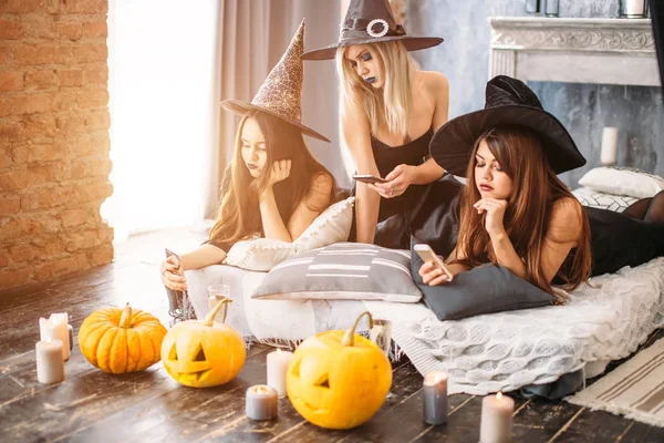 Cadı Cadılar Bayramı partisinde telefon ve lastik kullanın