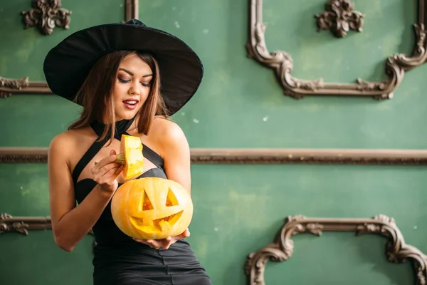 Giovane donna bionda che tiene le zucche per Halloween — Foto Stock