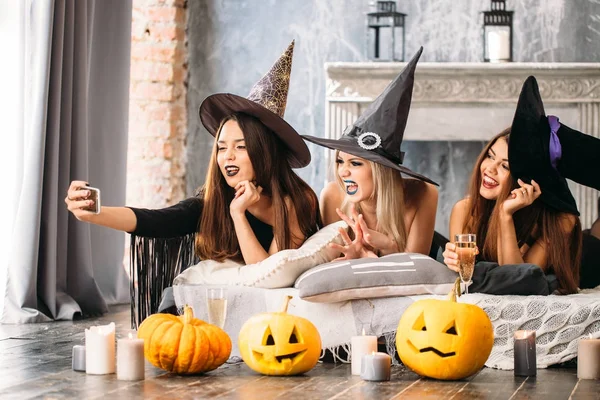 Tři dívky na Halloween, grimasa, aby selfie — Stock fotografie