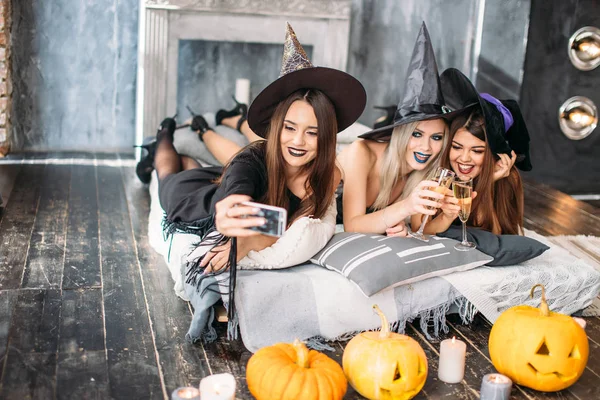 Spooky amiche femminili in posa sul selfie — Foto Stock