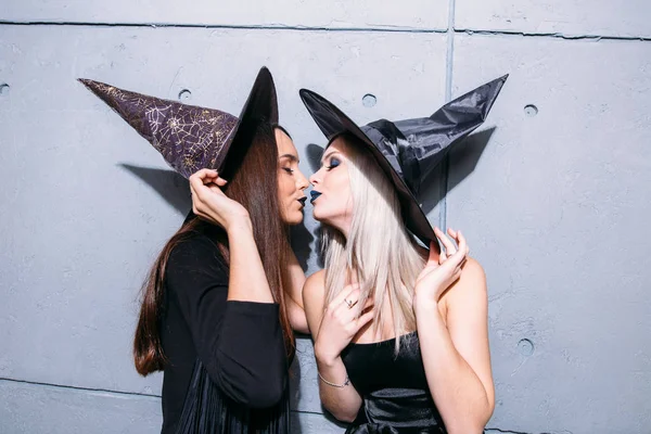 Deux jeunes femmes heureuses en costumes d'Halloween sorcière noire sur la fête — Photo