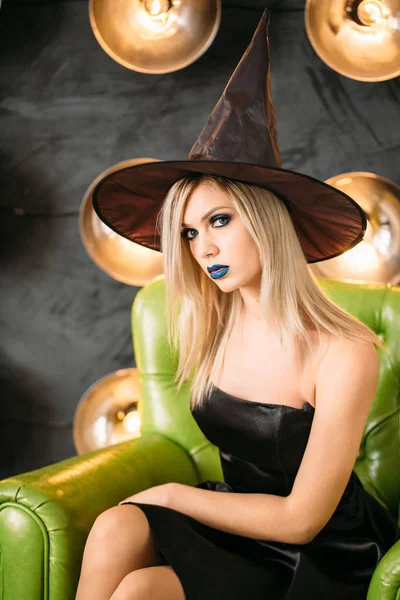 Çekici model kız Halloween kostüm ve makyaj