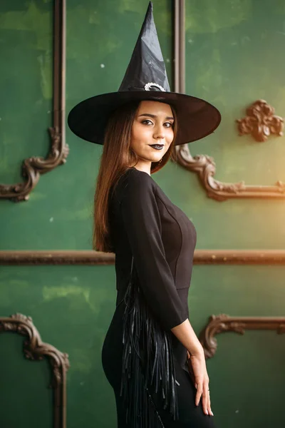 Vrouw in heks kostuum en hoed. Halloween concept — Stockfoto