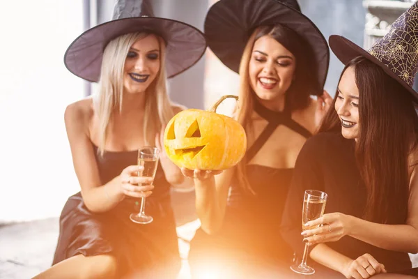 Grup genç insanlar yatakta şampanya içmek