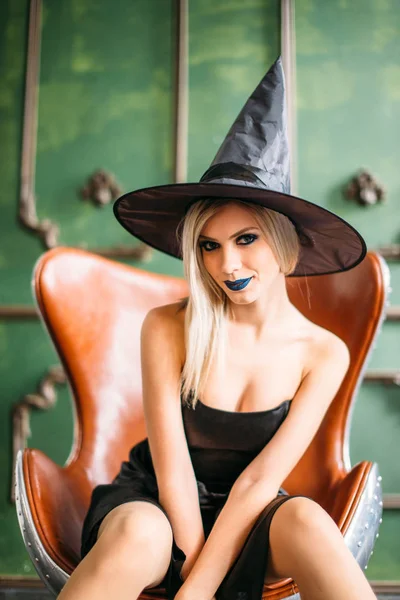 Muchacha modelo atractiva en disfraz de Halloween y maquillaje —  Fotos de Stock