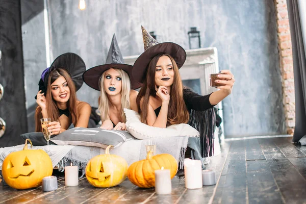 Spooky θηλυκό φίλους που παρουσιάζουν σχετικά με τις selfie — Φωτογραφία Αρχείου