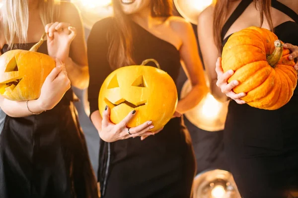 Primo piano di donna con zucche a casa — Foto Stock