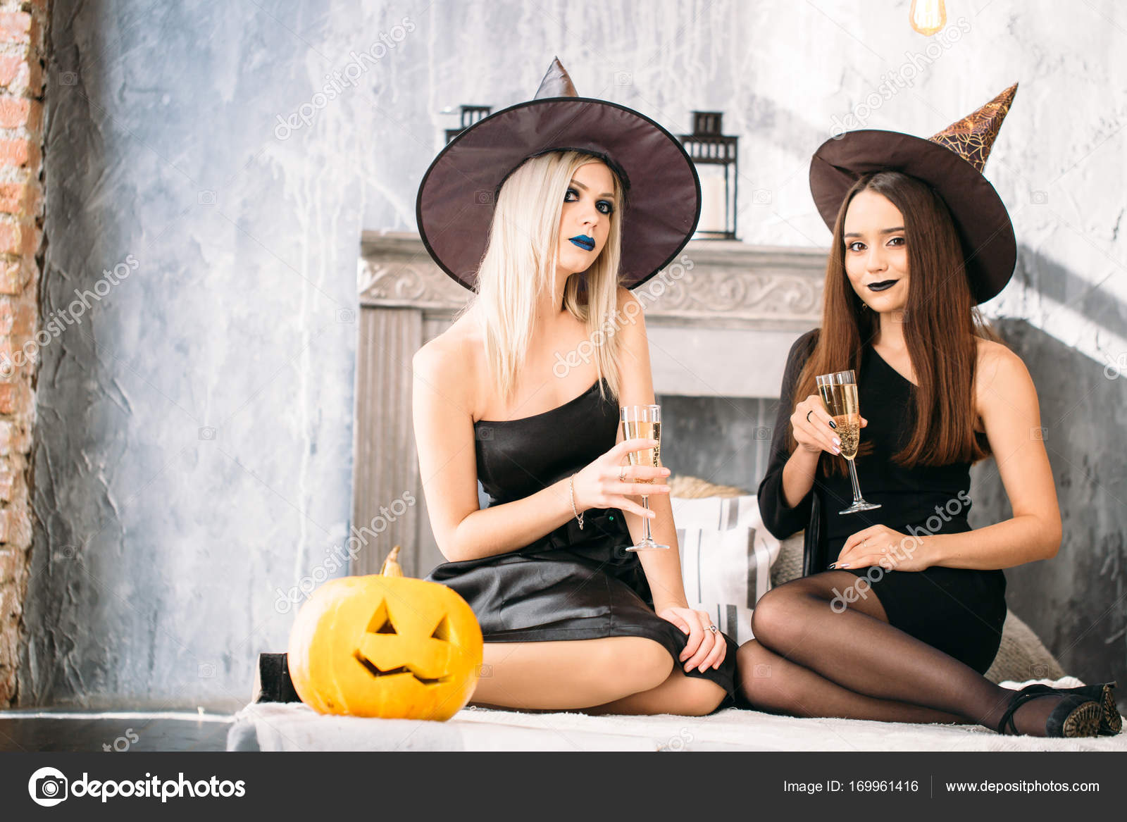 Festa De Halloween, Duas Bruxas Bonitas Imagem de Stock - Imagem