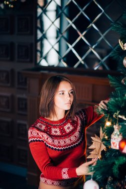 Kazak seksi genç kadın kutluyor yeni yıl için evde hazırlıyoruz