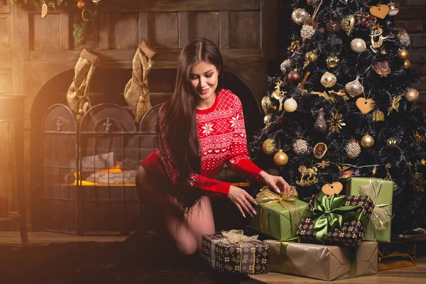 Belle femme sexy en pull de Noël rouge. Femme d'hiver avec cadeau de Noël — Photo