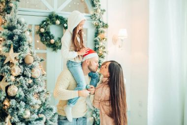 Anne ve bebek Noel ağacı yakınındaki eğleniyor. Sevgi dolu aile ile Noel ağacı