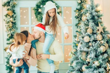 Anne ve bebek Noel ağacı yakınındaki eğleniyor. Sevgi dolu aile ile Noel ağacı