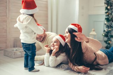 çocuk için bir hediye anne-babadan Noel için sorar