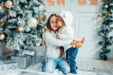 Noel ağacı önünde iki genç kızlar havung eğlenceli