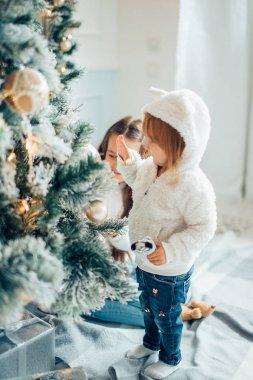 Noel ağacı önünde iki genç kızlar havung eğlenceli