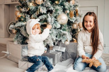 Noel ağacı önünde iki genç kızlar havung eğlenceli