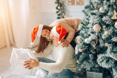 Noel Baba şapkası ile Noel ve yeni yıl hediye evde mutlu çift