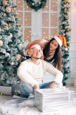 yakışıklı kadın onu boyriend evde bir hediye vererek yeni yıl insanlar kutlama