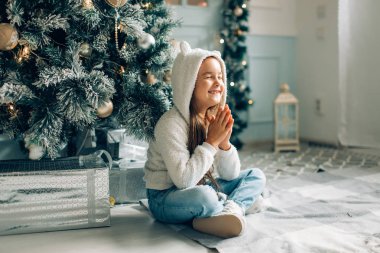 Noel. Küçük kız Santa hediyeler için Noel'de istiyor.