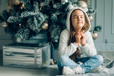 Noel. Küçük kız Santa hediyeler için Noel'de istiyor.