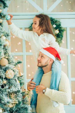 Baba ve kızı Noel ağacı kapalı süsleyin. Xmas önce sabah