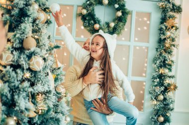 Baba ve kızı Noel ağacı kapalı süsleyin. Xmas önce sabah