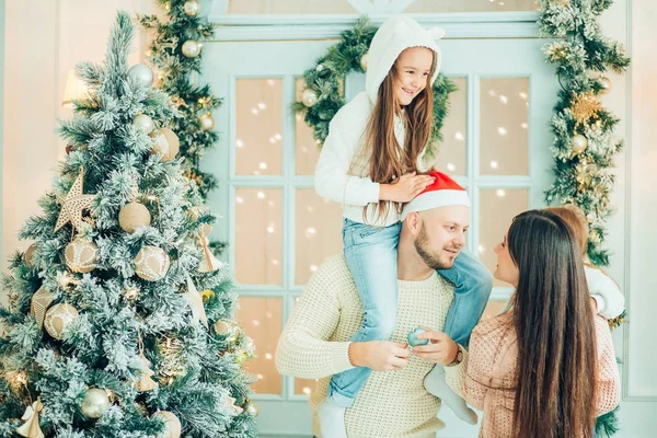 圣诞家庭肖像, 孩子和婴儿在圣诞老人帽子与礼物, — 图库照片