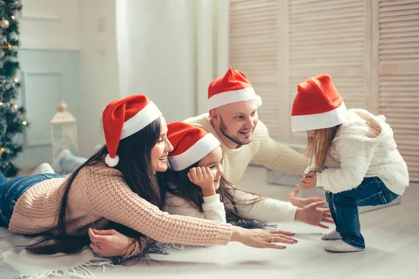 Criança pede um presente dos pais para o Natal — Fotografia de Stock