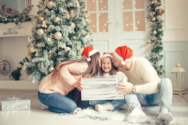 Γονείς με κοριτσάκι χριστουγεννιάτικα δώρα έκπληξη για το νέο έτος — Φωτογραφία Αρχείου