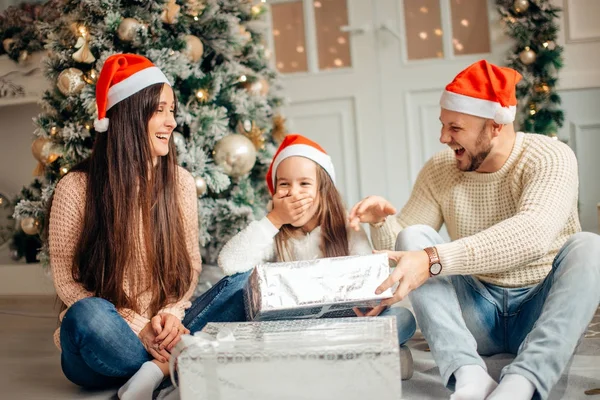 Föräldrar med liten flicka överraskade julklappar för det nya året — Stockfoto