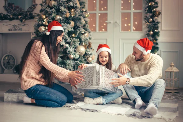 Föräldrar med liten flicka överraskade julklappar för det nya året — Stockfoto