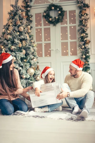 Föräldrar med liten flicka överraskade julklappar för det nya året — Stockfoto